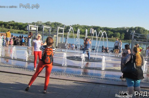 На ростовской набережной заработал танцующий цветной фонтан
